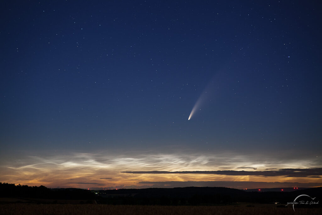 Leuchtende Nachtwolken mit Komet Neowise 2020