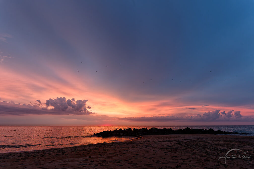 Sonnenuntergang am Nørlev Strand in Dänemark. Küstenbild mit zauberhaften Himmelsfarben. Kontemplative Fotografie aus dem Projekt "Zwischen Tau und Wind" von Katrin Jeschke