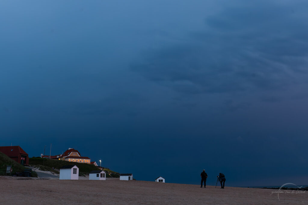 Zwei Fotografen in der blauen Stunde am Nørlev Strand in Dänemark. Kontemplative Fotografie aus dem Projekt "Zwischen Tau und Wind" von Katrin Jeschke