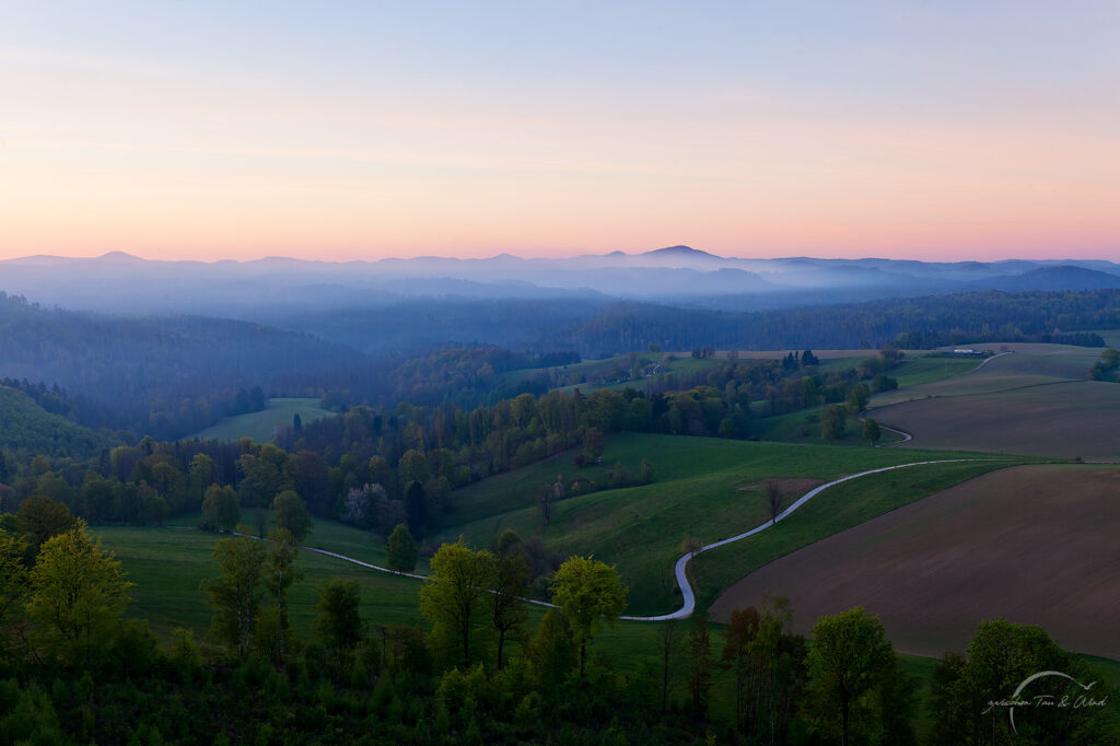 Kurz vor Sonnenaufgang auf dem Weifbergturm (Sächsische Schweiz). Kontemplative Fotografie aus dem Projekt "Zwischen Tau und Wind" von Katrin Jeschke