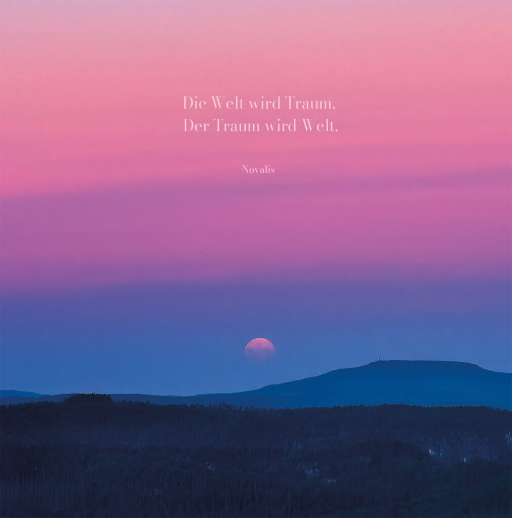 Monduntergang über dem Hohen Schneeberg (Böhmische Schweiz), gesehen vm Weifbergturm (Sächsische Schweiz) aus mit einem Zitat von Novalis: "Die Welt wird Traum, Der Traum wird Welt." Kontemplative Fotografie aus dem Projekt "Zwischen Tau und Wind" von Katrin Jeschke