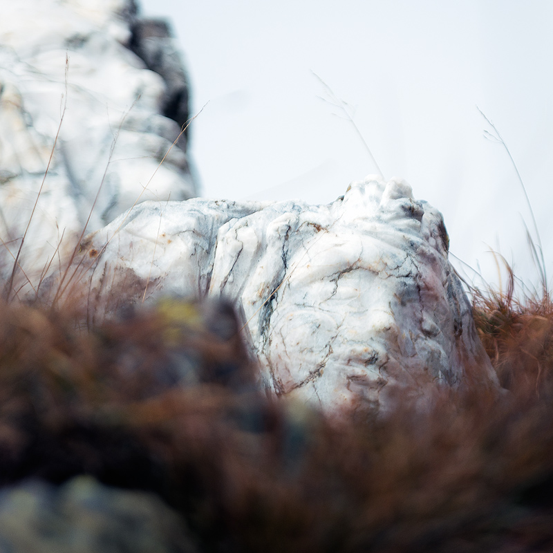 Steinskulptur am Passo San Marco in Italien von dem Künstler Angelo Gabriele Fierro. Kontemplative Fotografie aus dem Projekt "Zwischen Tau und Wind" von Katrin Jeschke